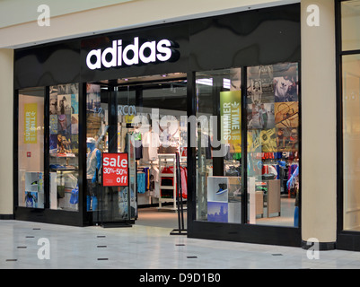 Adidas speichern in der Roosevelt Field Shopping Mall in Garden City Long Island, New York Stockfoto