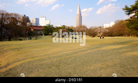 NTT Docomo Yoyogi Gebäude von Meiji Schrein inneren Garten im Frühjahr gesehen Stockfoto