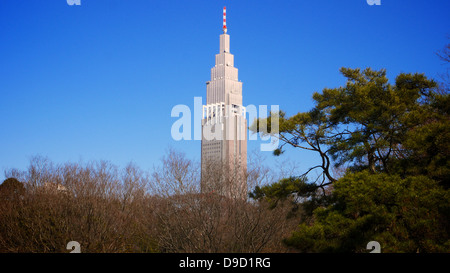 NTT Docomo Yoyogi Gebäude von Meiji Schrein inneren Garten aus gesehen Stockfoto