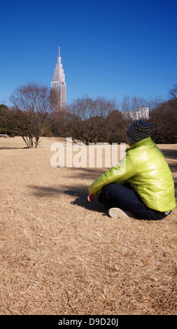 NTT Docomo Yoyogi Gebäude von Meiji Schrein inneren Garten aus gesehen Stockfoto