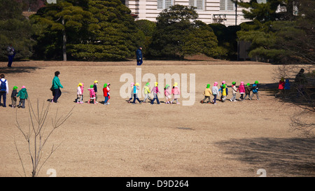 Schülerinnen und Schüler, die einen Ausflug im Meiji-Schrein Inner Garden Stockfoto