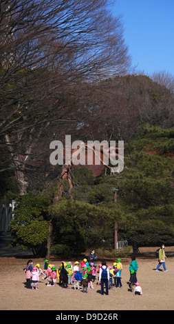 Schülerinnen und Schüler, die einen Ausflug im Meiji-Schrein Inner Garden Stockfoto