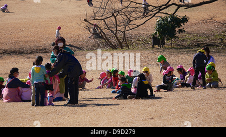 Schülerinnen und Schüler, die einen Ausflug im Meiji-Schrein Inner Garden Stockfoto