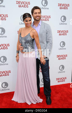 Los Angeles, Kalifornien, USA. 17. Juni 2013. Roselyn Sanchez, Eric Winter Teilnehmer der Originalserie Lebenszeit '' hinterhältigen Dienstmädchen '' Premiere Party im Bel-Air Bay Club in Pacific Palisades, Kalifornien am 17. Juni 2013 statt. 2013. Kredit: Kredit: D. Long/Globe Photos/ZUMAPRESS.com/Alamy Live-Nachrichten Stockfoto