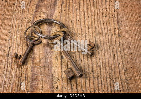 Drei alte Schlüssel am Schlüsselring Stockfoto