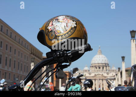 16. Juni 2013 Harley Davidson Enthusiasten konvergieren auf dem Petersplatz, Vatikan für einen Päpstlichen Segen während Sonntag Masse in Rom Italien für europäische HD110th-Jahr-Feier Stockfoto