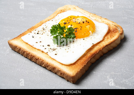 Toast mit Spiegelei Stockfoto