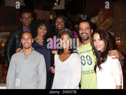 Darius McCrary, Angell Conwell, Julia Pace Mitchell, Bryton James, Tonya Lee Williams, Kristoff St. John und Christel Khalil Hensley The Young & Restless 38. Geburtstag am Set Presse-Party im CBS Television City Los Angeles, Kalifornien - 24.03.11 Stockfoto