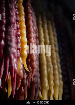 Traditionelle georgische wurstförmige Bonbons, Churchkhela, auch genannt der georgischen Snickers. Stockfoto