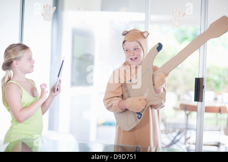 Junge, die Gitarre zu spielen Stockfoto