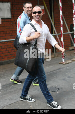 Louie Spence prominente außerhalb der Ivy Restaurant London, England - 25.03.11 Stockfoto