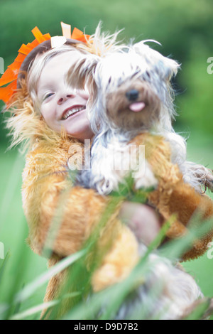 Tragen Löwe Kostüm für Kinder Stockfoto