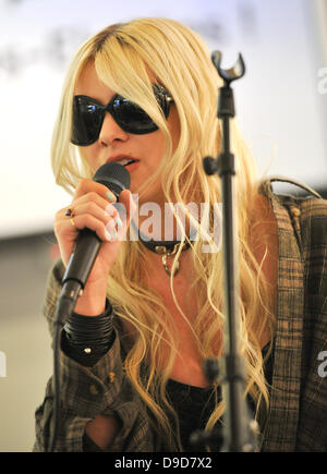 Taylor Momsen führt ein Schaufenster bei Fnac Champs-Elysees Paris, Frankreich - 25.04.11 Stockfoto