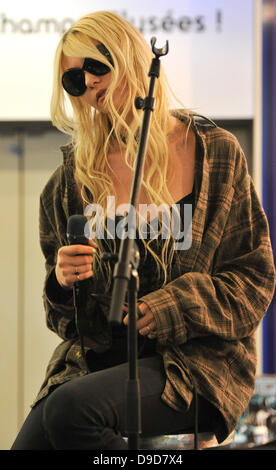 Taylor Momsen führt ein Schaufenster bei Fnac Champs-Elysees Paris, Frankreich - 25.04.11 Stockfoto