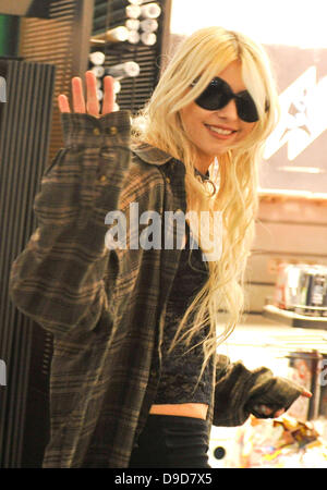 Taylor Momsen führt ein Schaufenster bei Fnac Champs-Elysees Paris, Frankreich - 25.04.11 Stockfoto