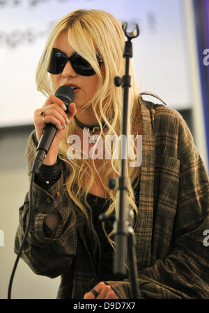 Taylor Momsen führt ein Schaufenster bei Fnac Champs-Elysees Paris, Frankreich - 25.04.11 Stockfoto