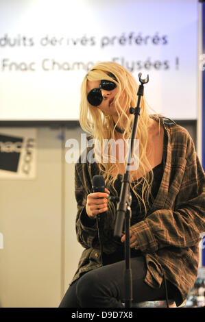 Taylor Momsen führt ein Schaufenster bei Fnac Champs-Elysees Paris, Frankreich - 25.04.11 Stockfoto