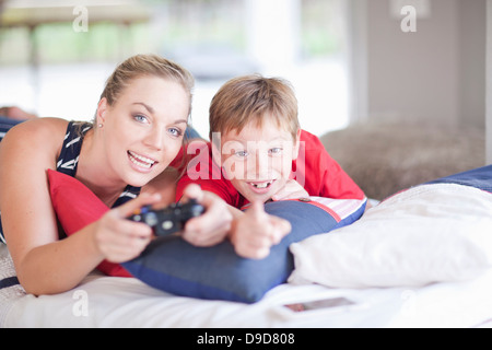 Frau und junge mit Computerspielen Stockfoto