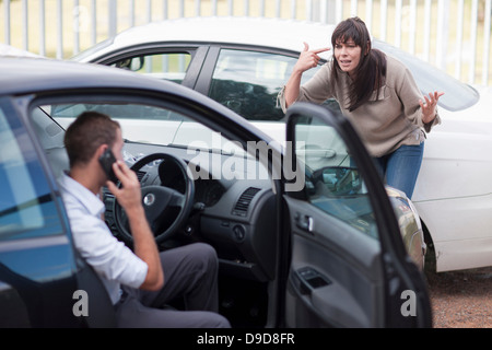 Frau reagiert nach Autounfall Stockfoto