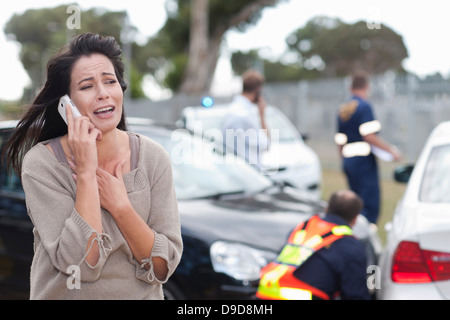 Frau weinend nach Autounfall Stockfoto