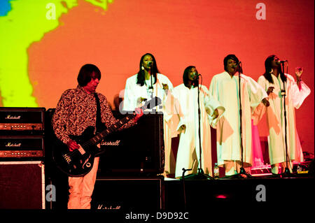 Gary Mounfield, aka Mani, von Primal Scream, die live in der Brixton Academy London, England - 25.03.11 Stockfoto