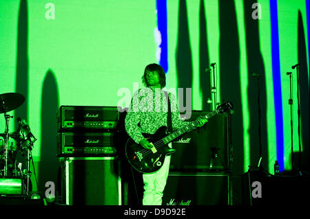 Gary Mounfield, aka Mani, von Primal Scream, die live in der Brixton Academy London, England - 25.03.11 Stockfoto