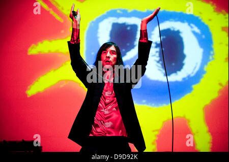 Bobby Gillespie von Primal Scream, die live in der Brixton Academy London, England - 25.03.11 Stockfoto