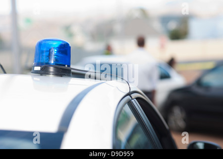 Blick auf Auto-Unfall-Szene von Taschenlampen auf Polizeiauto Stockfoto