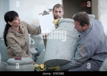 Umgang mit einem Umsatz in Keramikfabrik Stockfoto