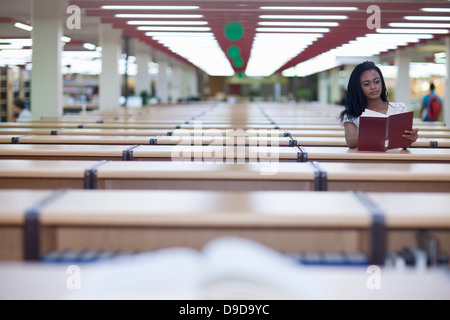 Weiblicher Studierender in Bibliothek Stockfoto