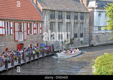 Eine tour Boot auf einem Kanal, vorbei an andere Leute, die die Aussicht genießen werden, Brügge, Belgien, Europa. Stockfoto