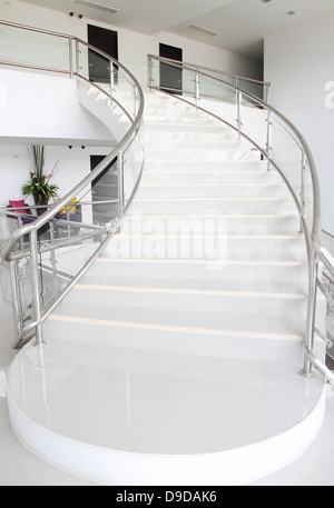 moderne weiße Treppe hinauf Stockfoto