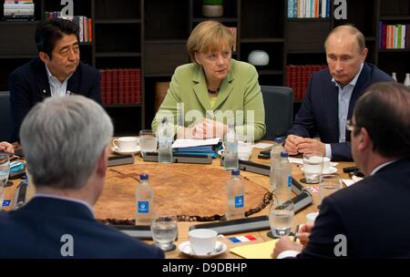 Enniskillen, Nordirland / Großbritannien. 18. Juni 2013. Teilnehmer im Rahmen der G8-Gipfel, der japanische Premierminister Shinzo Abe (hinten L-R), deutsche Bundeskanzlerin Angela Merkel (CDU), der russische Präsident Vladimir Putin, der französische Präsident Francois Hollande (FRONT-R) und der kanadische Premierminister Stephen Harper (FRONT-L), starten Sie ihre zweite Arbeitssitzung in Enniskillen, Nordirland / Großbritannien, 18. Juni 2013. Der G8-Gipfel findet in einem Golfhotel am Lough Erne am 17. und 18. Juni 2013. Foto: TIM BRAKEMEIER/Dpa/Alamy Live News Stockfoto