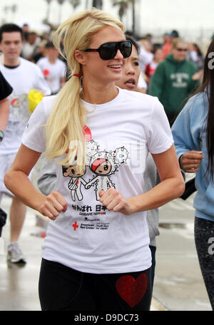 Paris und Nicky Hilton Promis beteiligen "Relief Run" am Strand von Santa Monica um Geld für das amerikanische Rote Kreuz Japan Erdbeben und Pacific Tsunami Fund Los Angeles, Kalifornien - 27.03.11 Stockfoto