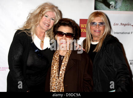 Connie Stevens, Nancy Sinatra Sr. und Tochter Nancy Sinatra "Rettende Gnade B. Jones" Screening Laemmle Sunset 5 Theater angekommen. West Hollywood, Kalifornien - 26.03.11 Stockfoto