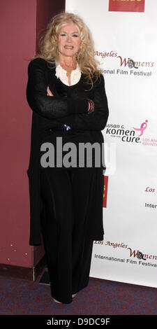 Connie Stevens Ankunft bei der "Rettende Gnade B. Jones"-Vorführung bei Laemmles Sunset 5 Theater. West Hollywood, Kalifornien - 26.03.11 Stockfoto