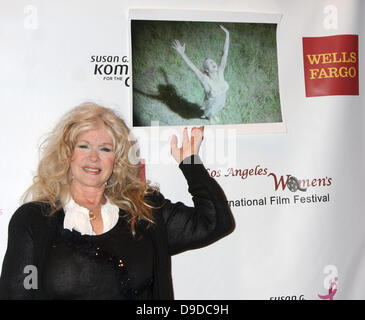 Connie Stevens Ankunft bei der "Rettende Gnade B. Jones"-Vorführung bei Laemmles Sunset 5 Theater. West Hollywood, Kalifornien - 26.03.11 Stockfoto