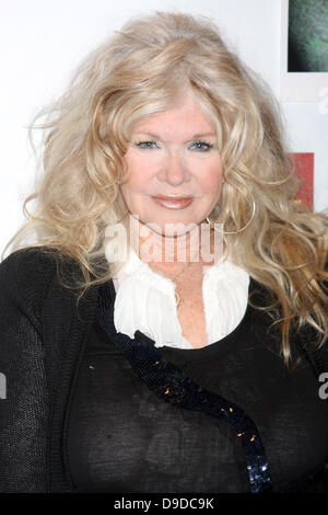 Connie Stevens Ankunft bei der "Rettende Gnade B. Jones"-Vorführung bei Laemmles Sunset 5 Theater. West Hollywood, Kalifornien - 26.03.11 Stockfoto