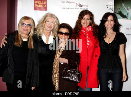 Nancy Sinatra, Connie Stevens, Nancy Sinatra Sr., Joely Fisher und Tricia Leigh Fisher "Rettende Gnade B. Jones" Screening Laemmle Sunset 5 Theater angekommen. West Hollywood, Kalifornien - 26.03.11 Stockfoto