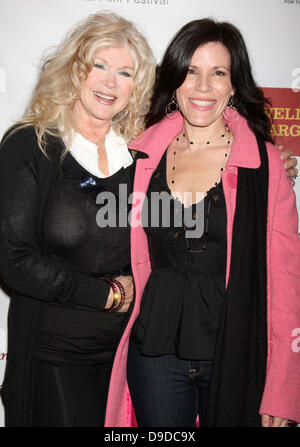 Connie Stevens, Tricia Leigh Fisher "Rettende Gnade B. Jones" Screening Laemmle Sunset 5 Theater angekommen. West Hollywood, Kalifornien - 26.03.11 Stockfoto