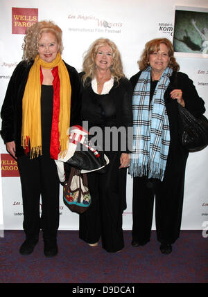 Sally Kirkland, Connie Stevens, Brenda Vaccaro "Rettende Gnade B. Jones" Screening Laemmle Sunset 5 Theater angekommen. West Hollywood, Kalifornien - 26.03.11 Stockfoto