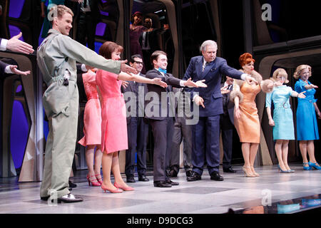 Christopher J. Hanke, Rose Hemingway, Daniel Radcliffe, John Larroquette, Tammy Blanchard, Mary Faber, Ellen Harvey und Besetzung Eröffnungsabend das Broadway-musical-Produktion von "Wie um erfolgreich zu sein In Business Without Really Trying" im Al Hirschfeld Theatre - Curtain Call New York City, USA - 27.03.11 Stockfoto