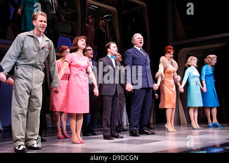 Christopher J. Hanke, Rose Hemingway, Daniel Radcliffe, John Larroquette, Tammy Blanchard, Mary Faber, Ellen Harvey und Besetzung Eröffnungsabend das Broadway-musical-Produktion von "Wie um erfolgreich zu sein In Business Without Really Trying" im Al Hirschfeld Theatre - Curtain Call New York City, USA - 27.03.11 Stockfoto