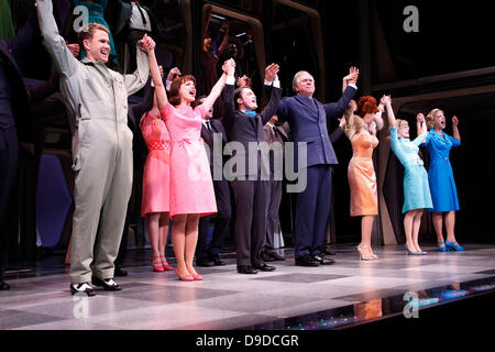 Christopher J. Hanke, Rose Hemingway, Daniel Radcliffe, John Larroquette, Tammy Blanchard, Mary Faber, Ellen Harvey und Besetzung Eröffnungsabend das Broadway-musical-Produktion von "Wie um erfolgreich zu sein In Business Without Really Trying" im Al Hirschfeld Theatre - Curtain Call New York City, USA - 27.03.11 Stockfoto