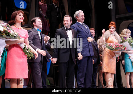 Rose Hemingway, Daniel Radcliffe, Rob Ashford, John Larroquette, Tammy Blanchard, Mary Faber und warf Eröffnungsabend das Broadway-musical-Produktion von "Wie um erfolgreich zu sein In Business Without Really Trying" im Al Hirschfeld Theatre - Curtain Call New York City, USA - 27.03.11 Stockfoto