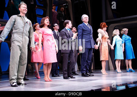 Christopher J. Hanke, Rose Hemingway, Daniel Radcliffe, John Larroquette, Tammy Blanchard, Mary Faber, Ellen Harvey und Besetzung Eröffnungsabend das Broadway-musical-Produktion von "Wie um erfolgreich zu sein In Business Without Really Trying" im Al Hirschfeld Theatre - Curtain Call New York City, USA - 27.03.11 Stockfoto