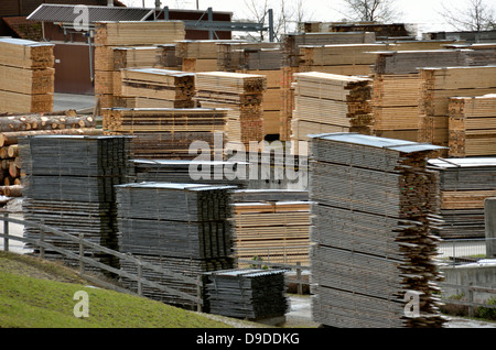 Gestapelte Planken des Holzes im Sägewerk, Einsiedeln, Schwyz, Schweiz. Stockfoto