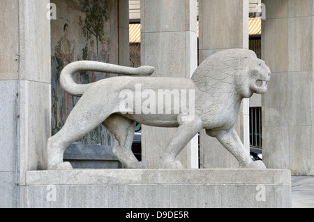 Statue eines Löwen außerhalb Finanzdirektion, Zürich, Schweiz. Stockfoto