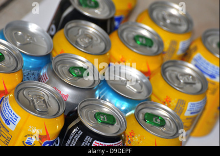 Die Spitzen einer Vielzahl von Dosen von fizzy Pop vor weißem Hintergrund fotografiert. Stockfoto