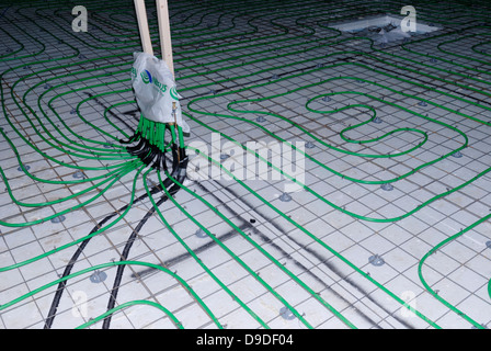 Hydronic Fußbodenheizung Rohre, bevor sie mit Beton bedeckt sind Stockfoto